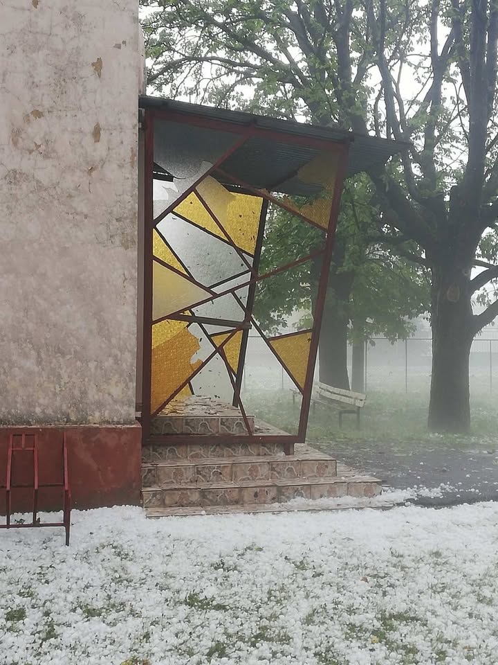 Rozbité sklo pri vstupe a krúpy