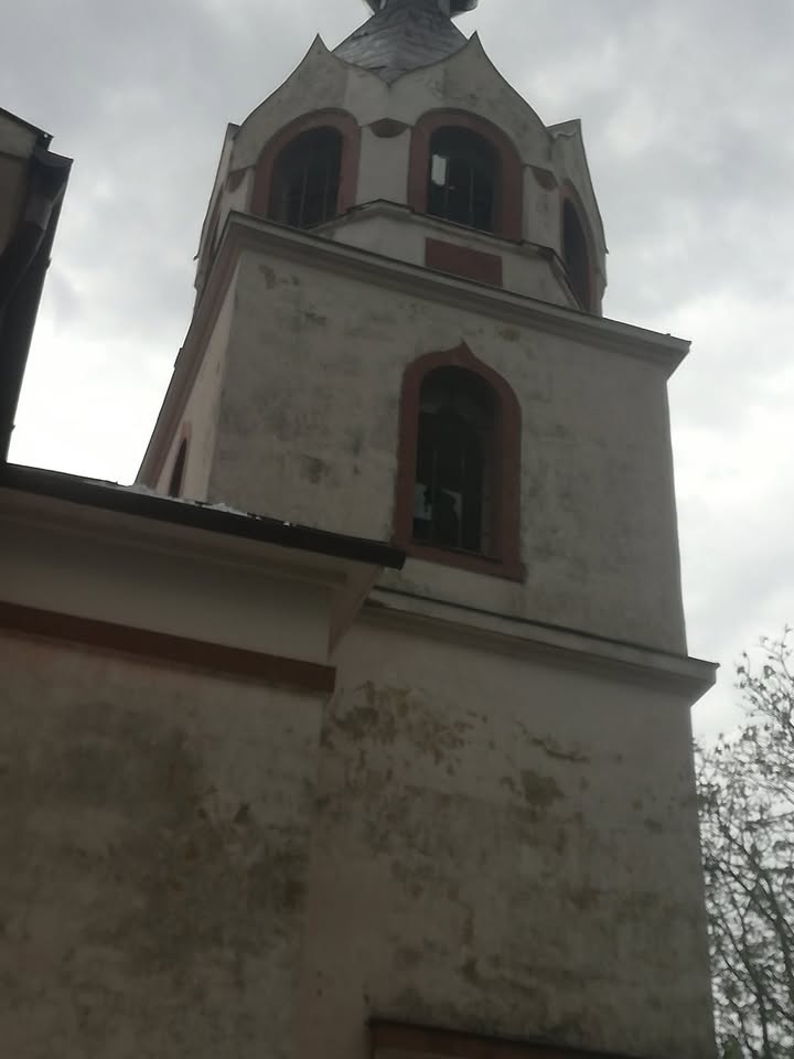 Poškodená veža chrámu